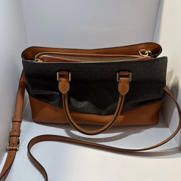 Michael Kors Savannah Large Shoulder Bag - Picture 5 of 16